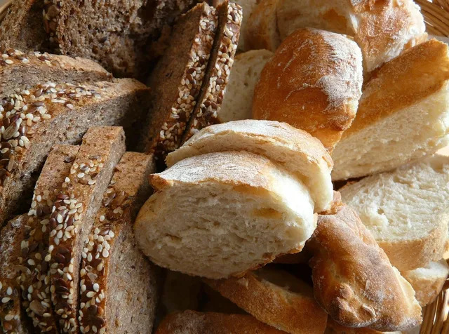 Backwaren in Auslage - Vollkorn für Ernährungsumstellung