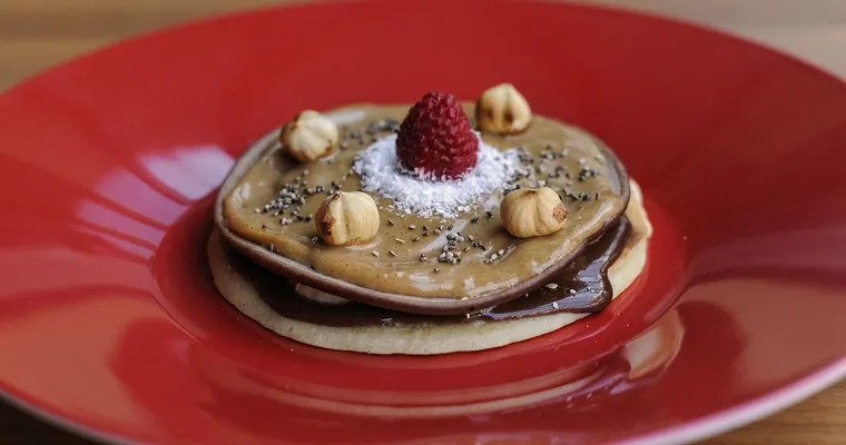 Pancakes mit Schokosoße (vegan) und saisonalen Früchten [REZEPT]