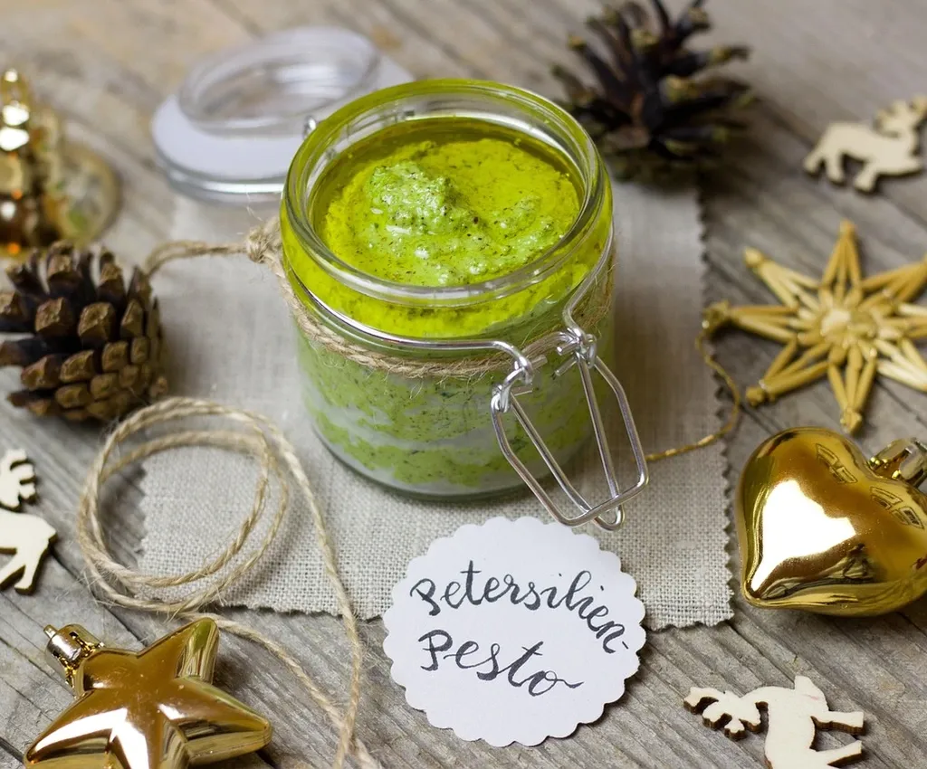 Glas mit Bärlauch-Pesto und Karottengrün