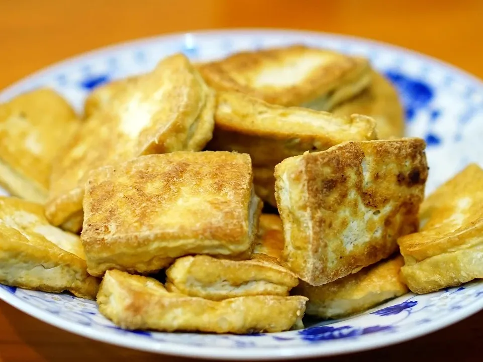 Knuspriger Tofu mit asiatischem Gemüse, Reis und Sojasoße